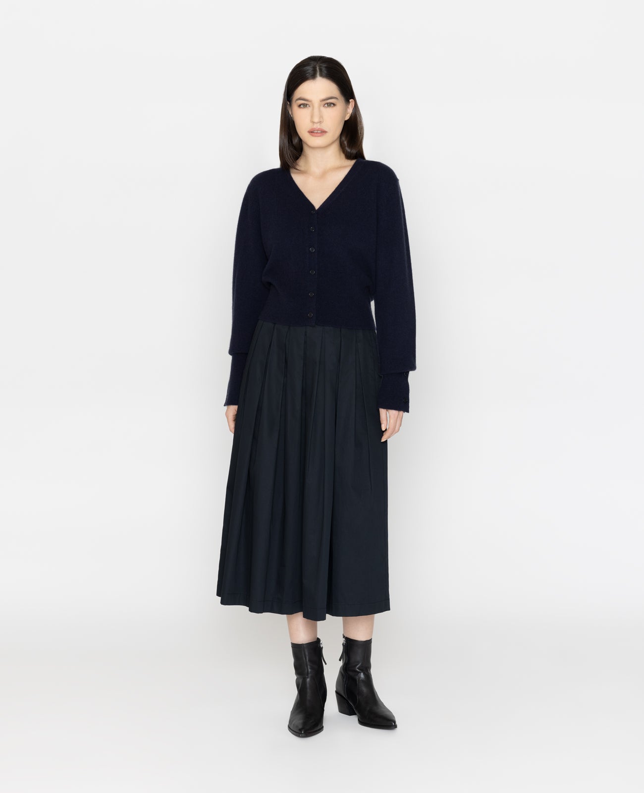 Cashmere V-Neck Cropped Cardigan in Navy | GRANA #color_navy