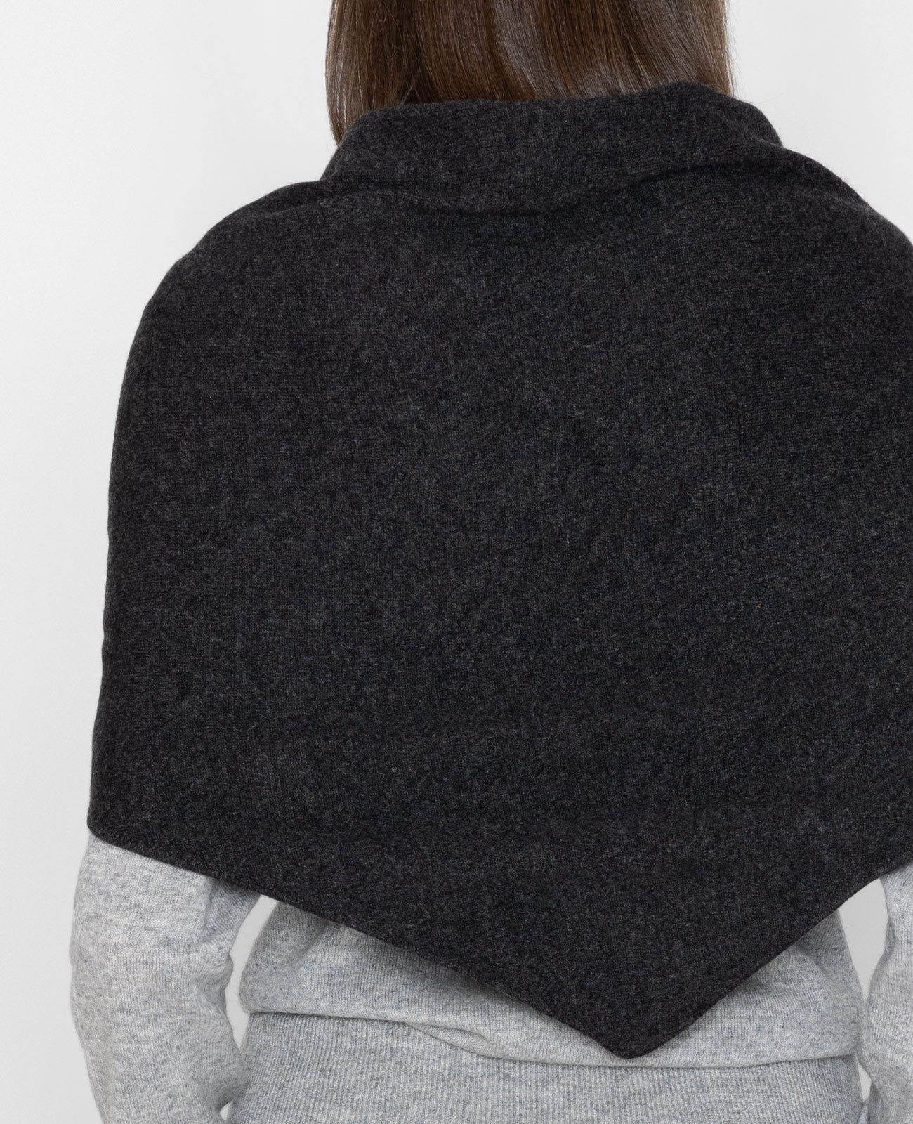 Cashmere Triangle Scarf in Charcoal | GRANA #color_charcoal