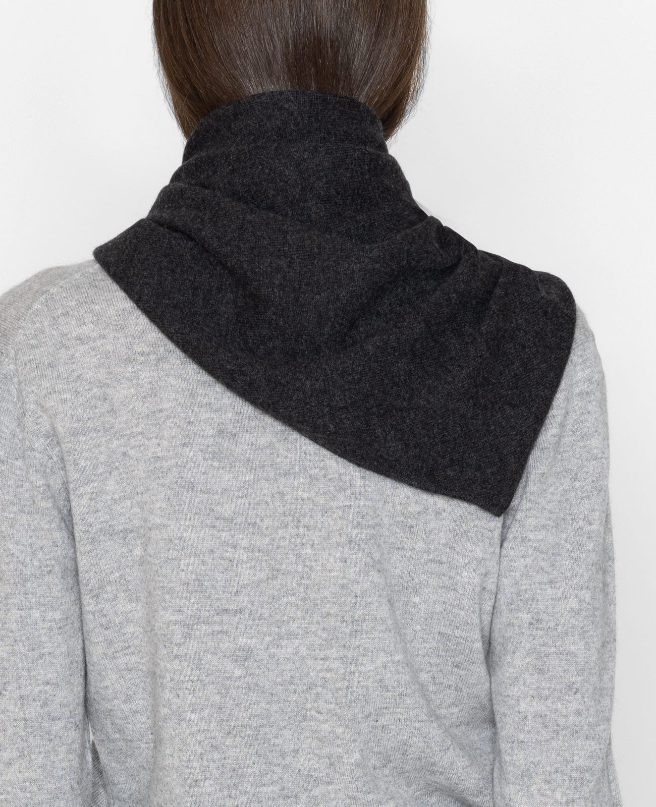 Cashmere Triangle Scarf in Charcoal | GRANA #color_charcoal