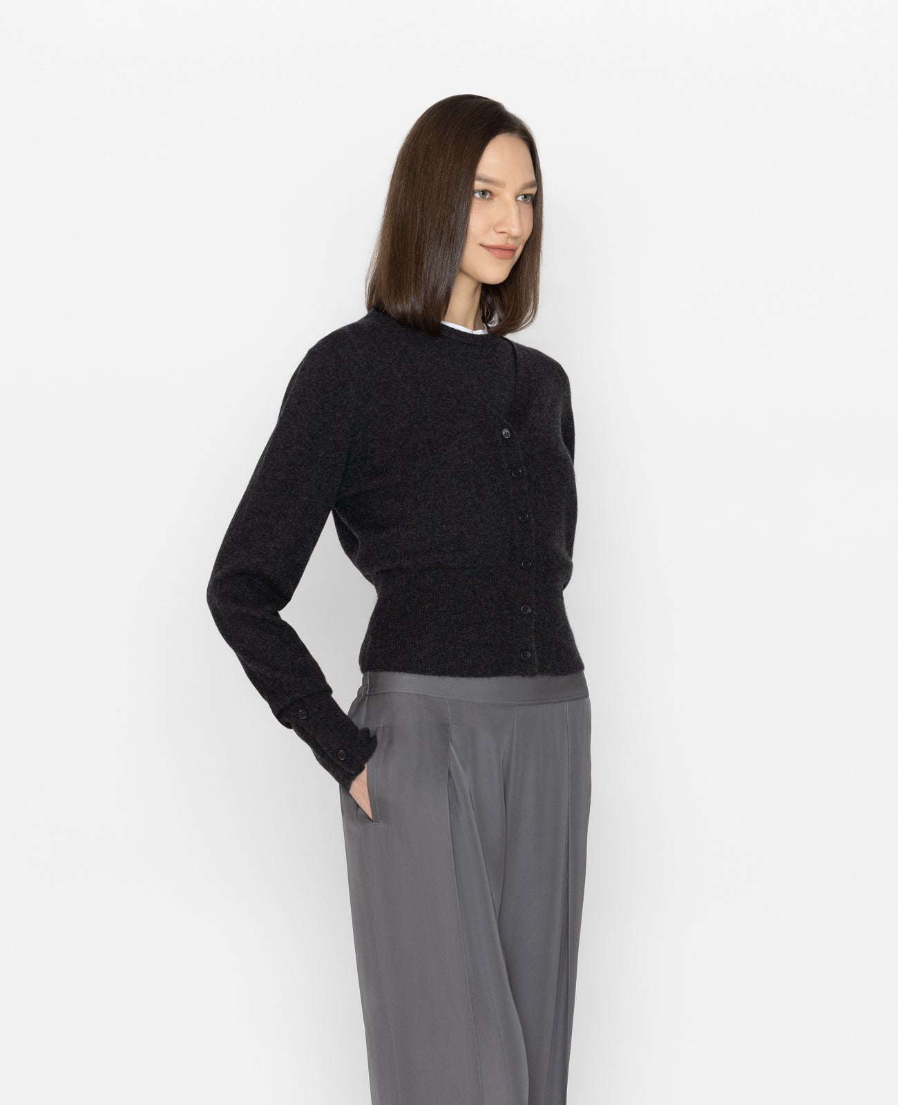 Cashmere V-Neck Cropped Cardigan in Charcoal | GRANA #color_charcoal