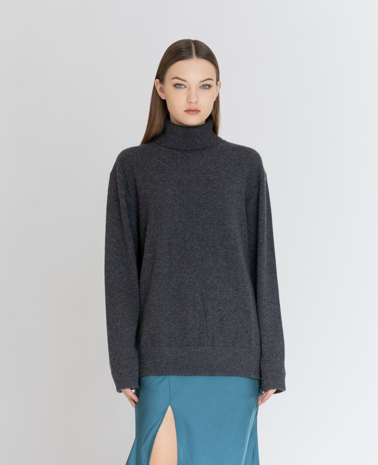 Cashmere Turtleneck Sweater in Charcoal | GRANA #color_charcoal