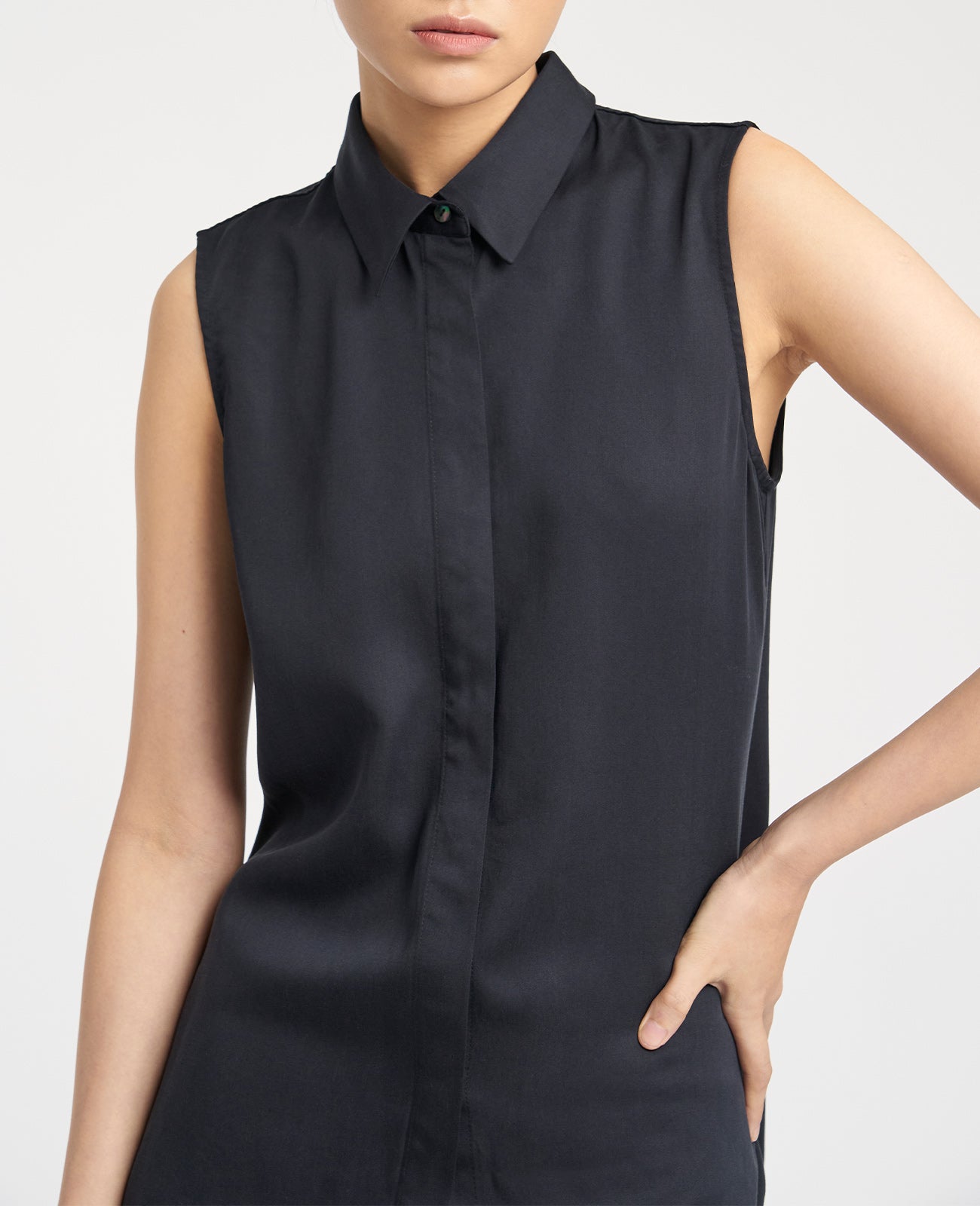 Tencel Sleeveless Shirt in BLACK | GRANA #color_black